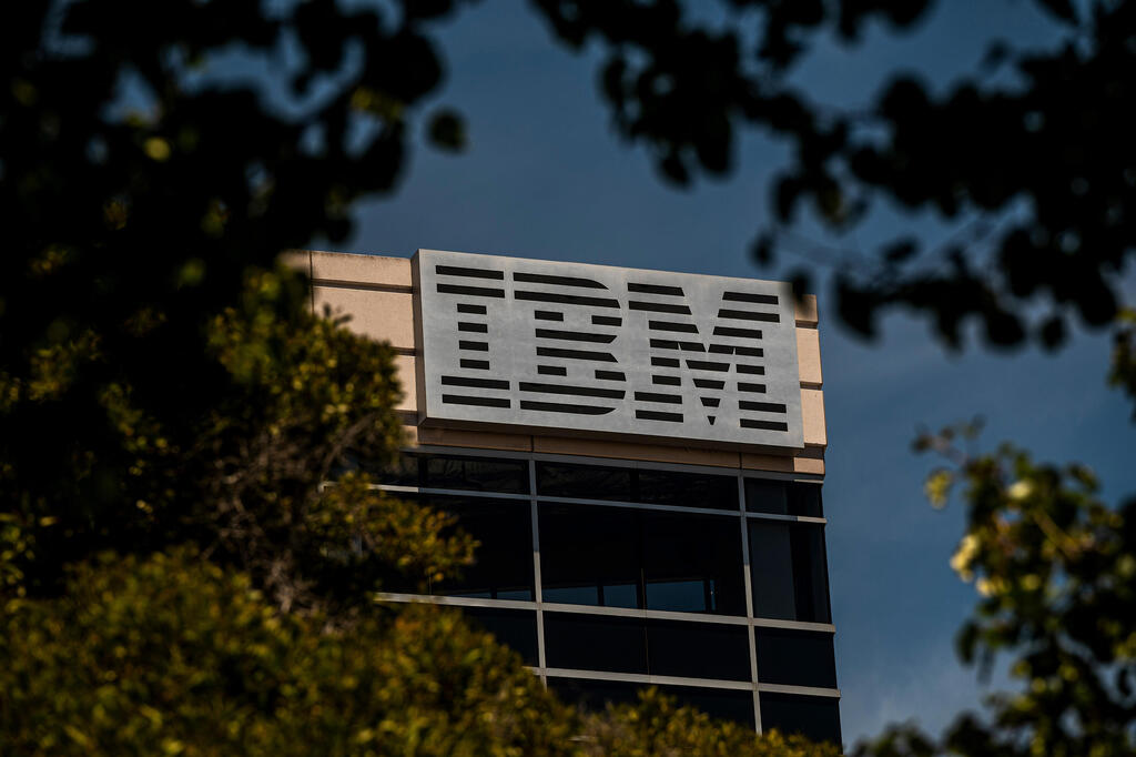 מטה יבמ IBM בפוסטר סיטי קליפורניה ארה"ב 2