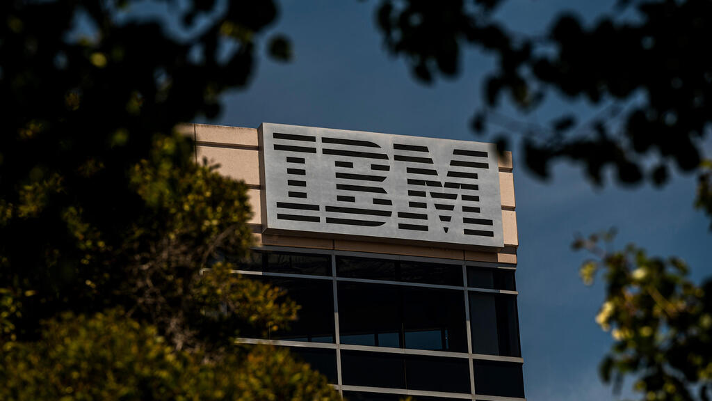מטה יבמ IBM בפוסטר סיטי קליפורניה ארה"ב 2
