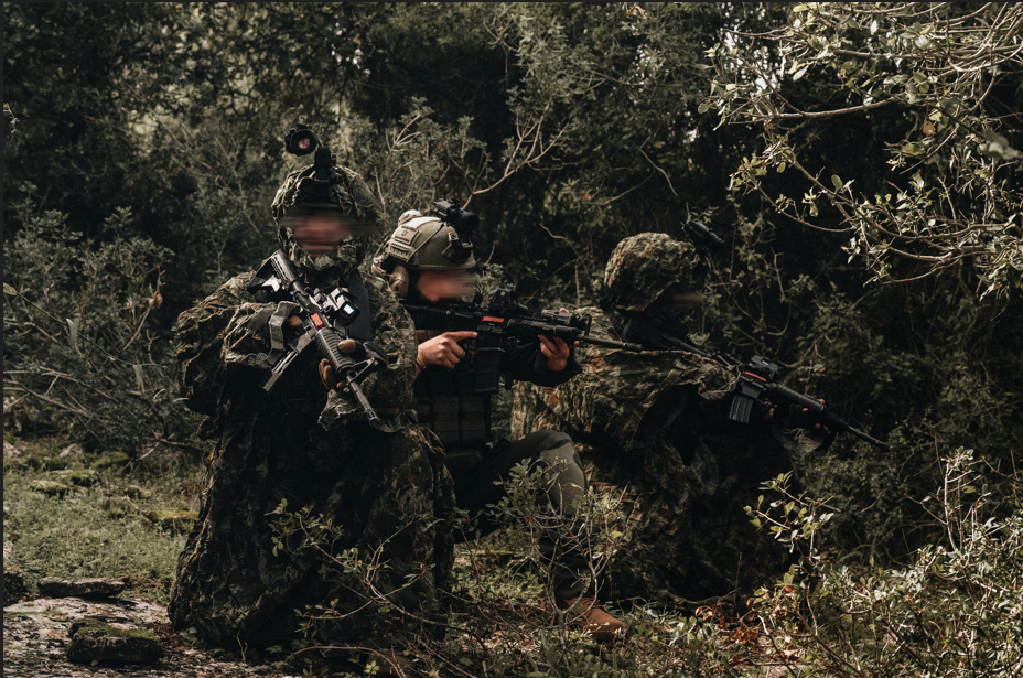 לוחמים עם חליפות הסוואה של פיברוטקס