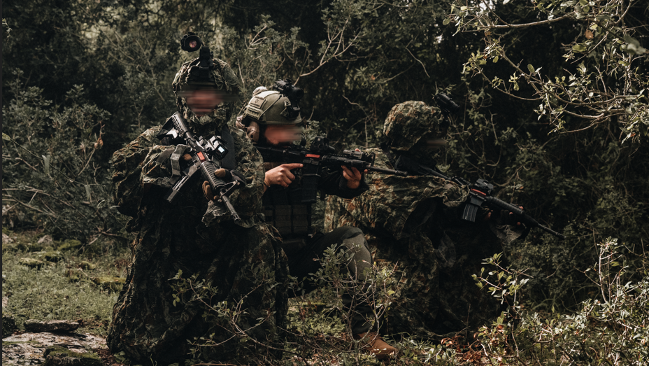 לוחמים עם חליפות הסוואה של פיברוטקס