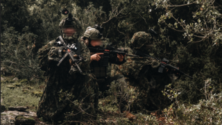 לוחמים עם חליפות הסוואה של פיברוטקס