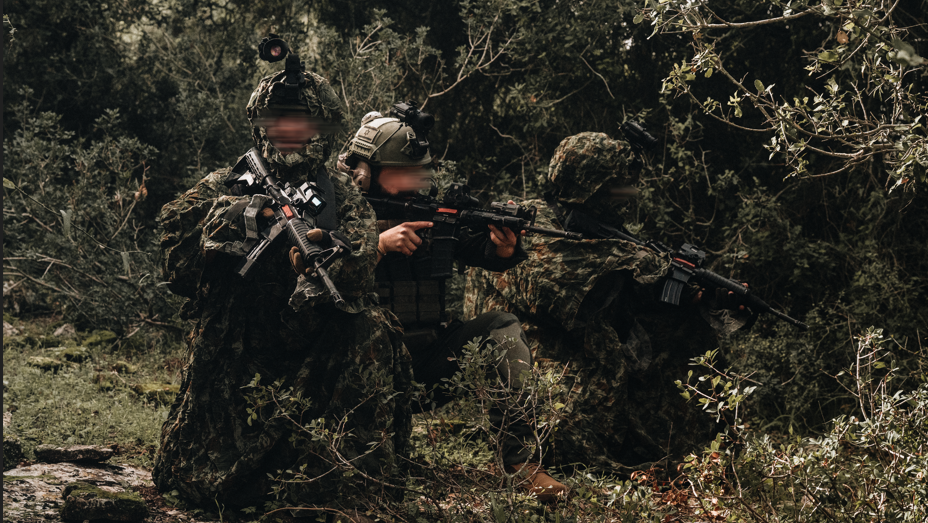 לוחמים עם חליפות הסוואה של פיברוטקס