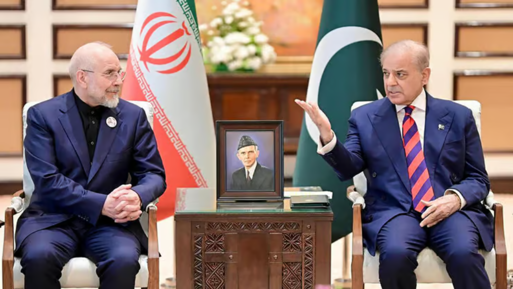 יו"ר הפרלמנט האיראני קאליבאף (שמאל) ושריף