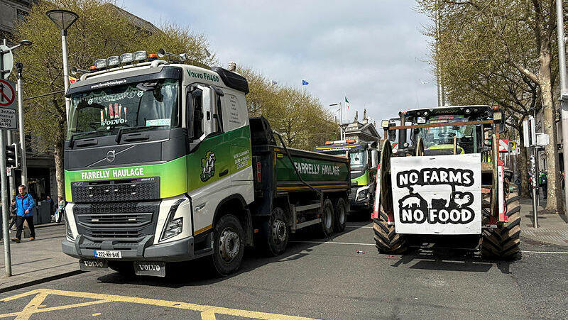 מפגינים ב דבלין אירלנד במחאה על מחירי ה דלק הגבוהים 9.4.26 נפט מצר הורמוז איראן