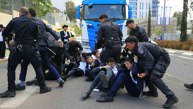 הפגנת חרדים 2 נגד גיוס לצה"ל בתל השומר חוק ההשתמטות 12.4.26