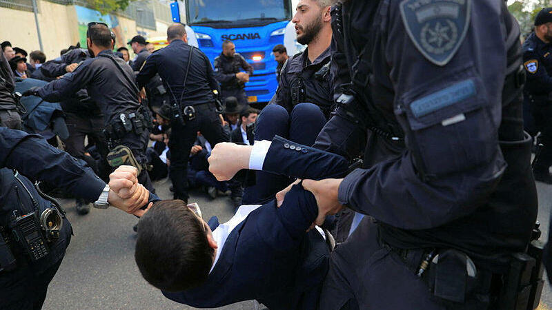 הפגנת חרדים מול לשכת הגיוס בתל השומר, היום. הממשלה לא מקדמת מתווה שיקדם גיוס ומקשה על הטלת הסנקציות (צילום: ירון ברנר) הפגנת חרדים נגד גיוס לצה"ל בתל השומר חוק ההשתמטות 12.4.26