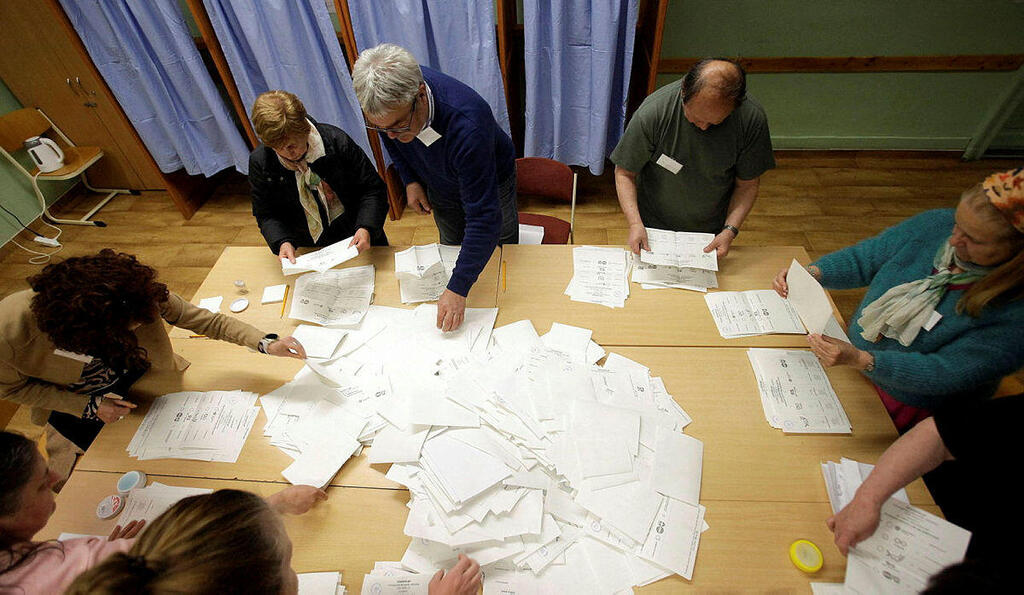 סופרים קולות (צילום: Peter Kohalmi / AFP) בחירות ב הונגריה 12.4.26 ספירת קולות