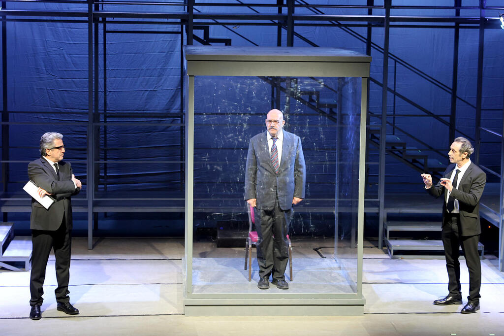 מתוך ההצגה משפט אייכמן מימין גיל פרנק יגאל נאור ו מנשה נוי פנאי