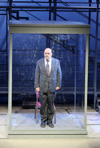 מתוך ההצגה משפט אייכמן מימין גיל פרנק יגאל נאור ו מנשה נוי פנאי