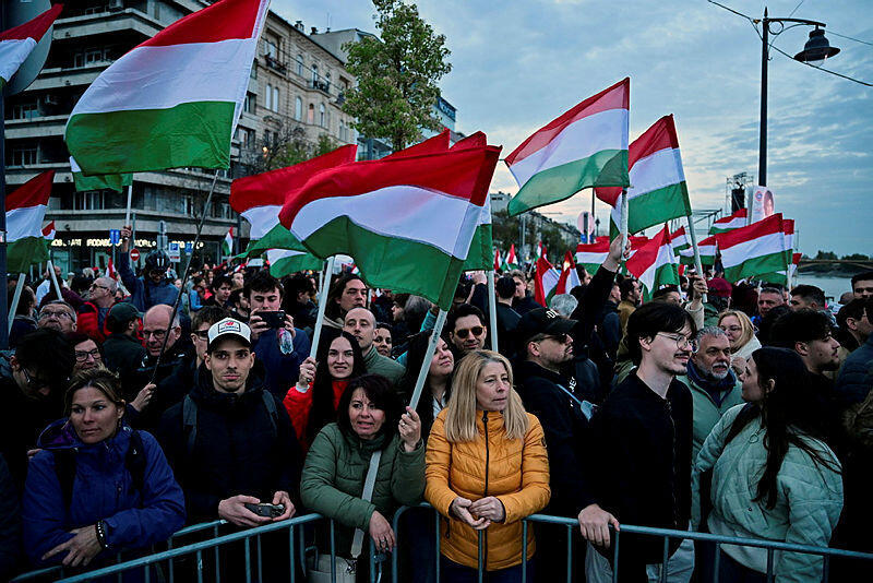 ממתינים לתוצאות בבודפשט (Marton Monus / רויטרס) הונגריה בודפשט יום הבחירות 12.4.26