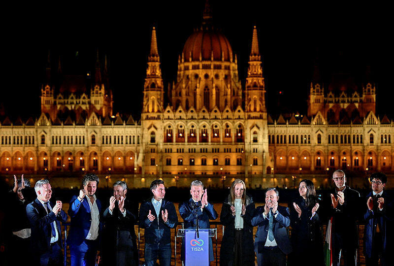 מדיאר בנאום הניצחון בבודפשט (צילום: REUTERS/Marton Monus) פטר מדיאר נאום ניצחון בחירות ב הונגריה 12.4.26