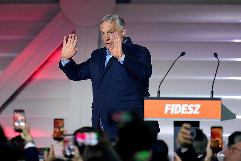 אורבן אחרי פרסום התוצאות החלקיות (צילום: AP Photo/Petr David Jose) ראש ממשלת הונגריה ויקטור אורבן אחרי פרסום חלק מתוצאות הבחירות שהראו על הפסדו 12.4.26