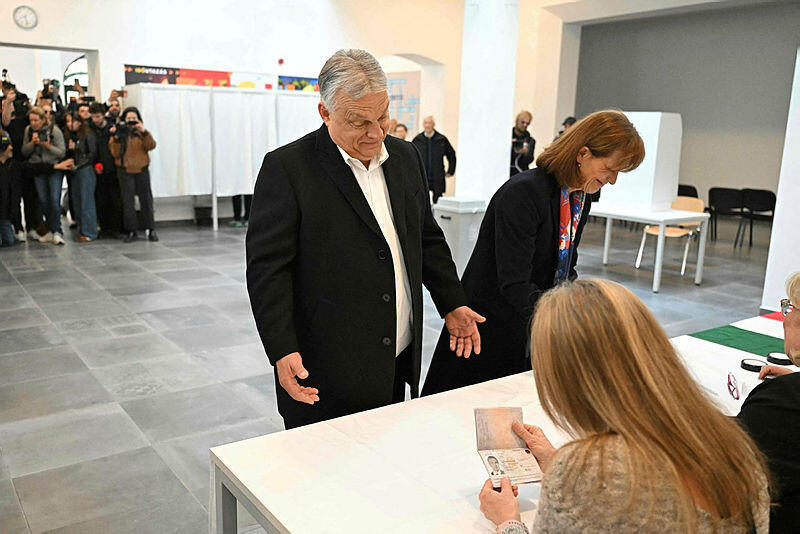אורבן ורעייתו אניקו לוואי מצביעים (צילום: Attila KISBENEDEK / AFP) ויקטור אורבן ורעייתו אניקו לוואי מצביעים ב בודפשט בבחירות ב הונגריה