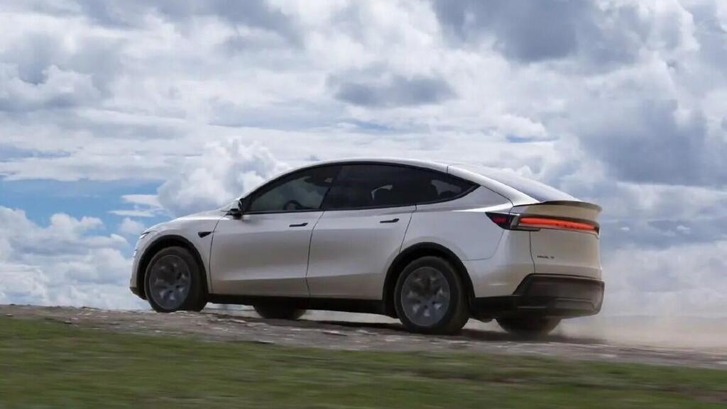 טסלה מודל Y עם 6 מושבים