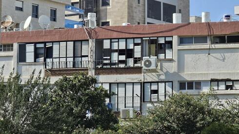 מטחים מלבנון: אשה נפצעה באורח קל מפגיעה ישירה בבית בנהריה