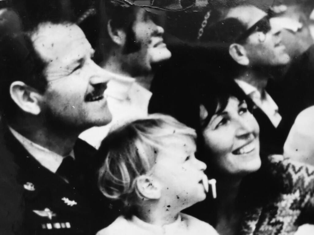 סנדק (במרכז) עם הוריו לילי וגד ב־1971. "המשפחה של אמא שלי לא הצליחה לברוח"
פנאי ישי סנדק עם ההורים שלו לילי וגד