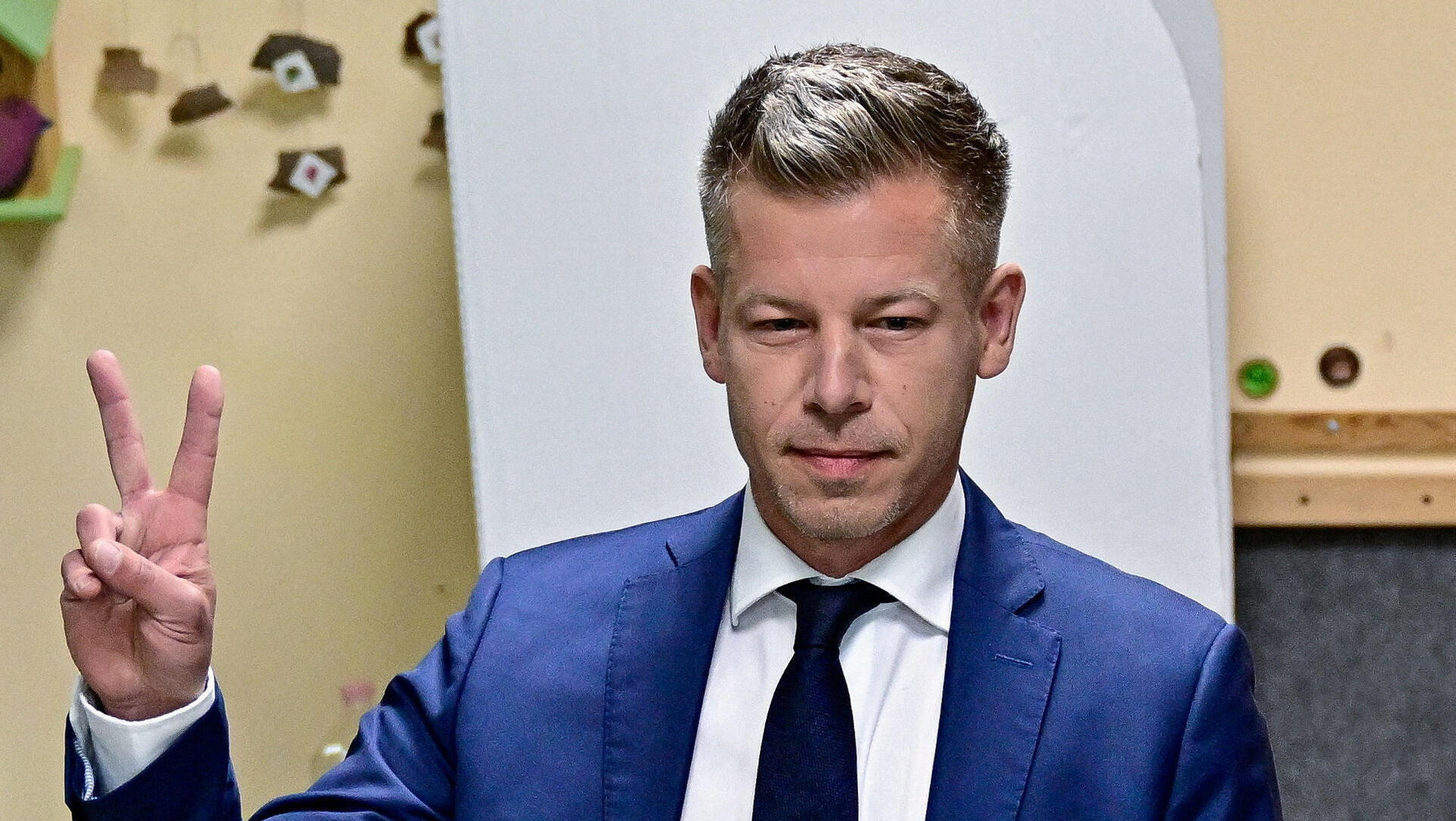 פטר מדיאר ראש ממשלת הונגריה הנבחר ביציאה מהקלפי 12.4.26