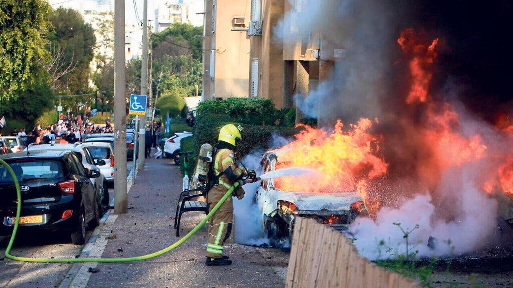 שריפה בעקבות נפילת טיל איראני. חדר מדרגות שני הוא קריטי למילוט במקרי חירום של שריפה ופגיעת טילים המחייבים פינוי מהיר (צילום: דוברות כיבוי והצלה) שריפה רמת גן בעקבות נפילת טיל איראני