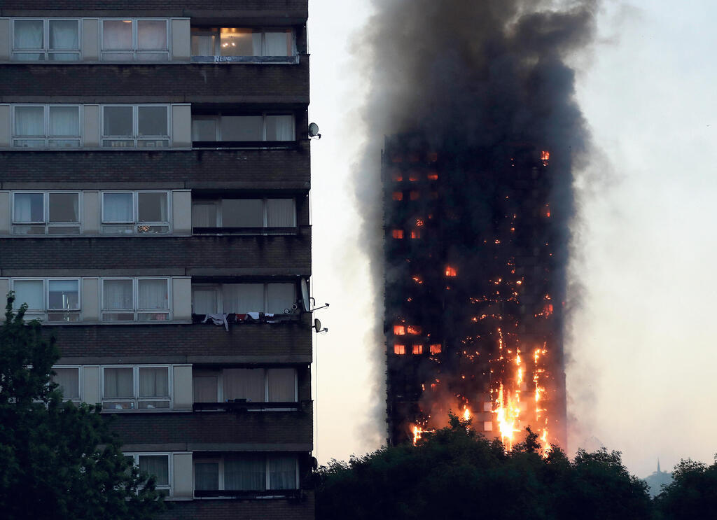 אסון מגדל גרנפל, לונדון 2017. בעקבותיו הוחלט בבריטניה על שיפורי בטיחות משמעותיים
(צילום: AP/ Matt Dunham) שריפה אסון מגדל גרנפל לונדון 2017