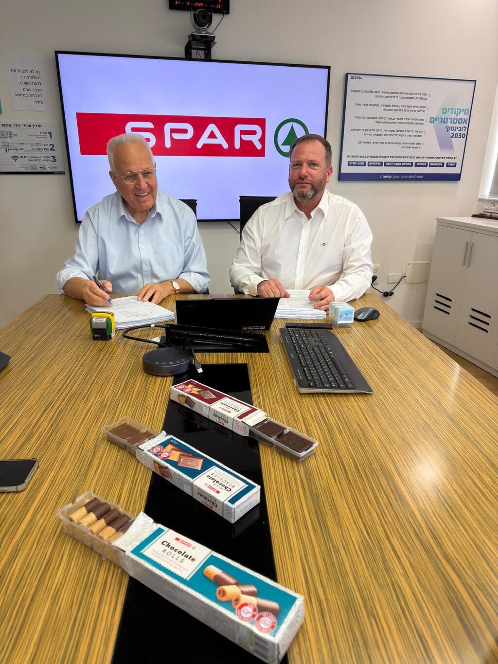 חתימת ההסכם בין מנור אחזקות ו-SPAR. עמית זאב, מנכ"ל ובעלי SPAR ישראל ויצחק מנור, נשיא קבוצת לובינסקי ומנור אחזקות