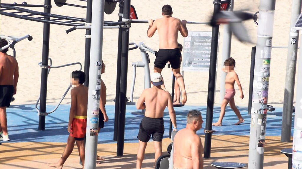 מתאמנים בחוף תל אביב. “עלול להיווצר קריש דם שיגרום לשבץ” (צילום: מוטי קמחי) מתאמנים ב חוף תל אביב