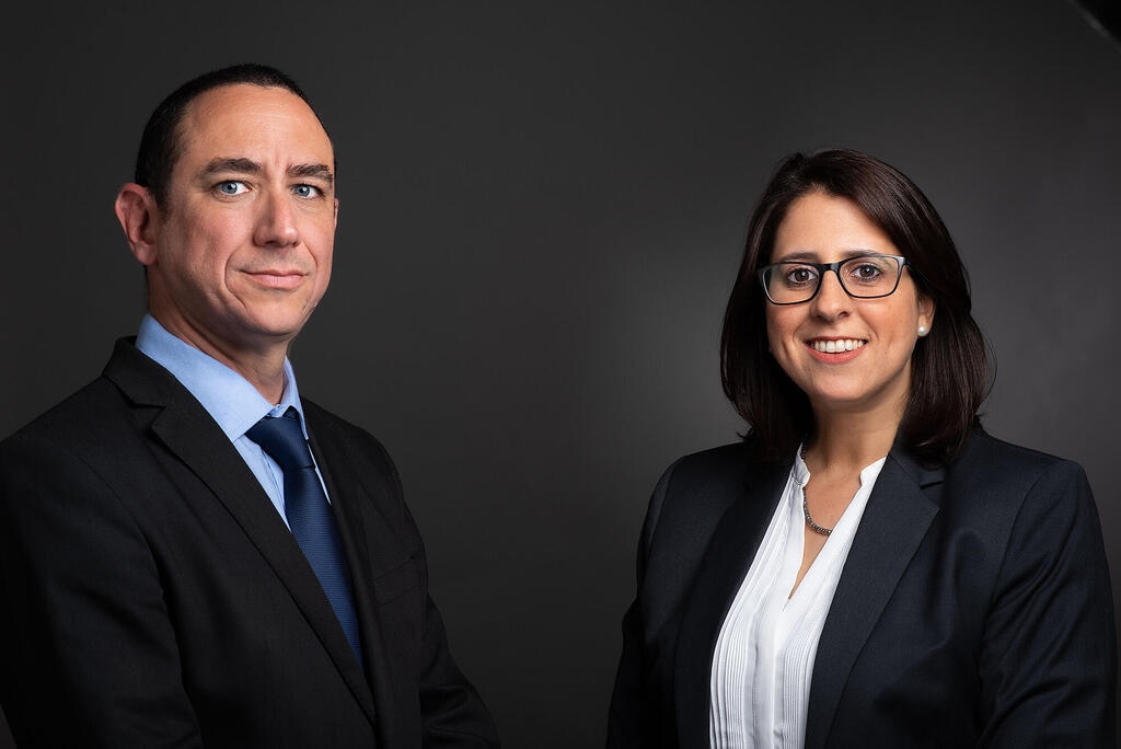 מימין שירה בלום וולף ועו"ד עמית בן ארויה