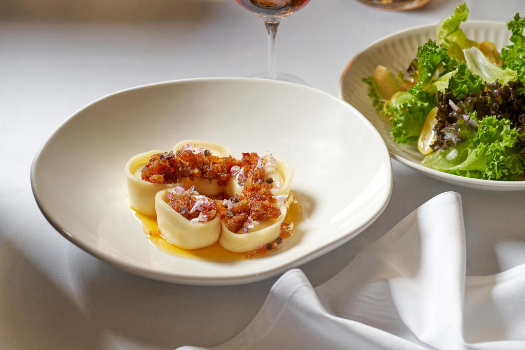 מנת טורטליני ממולא בלבנה של מסעדת ג'ורג' וג'ון (צילום: אנטולי מיכאלו) מנת טורטליני ממולא בלבנה מסעדת ג'ורג' וג'ון פנאי