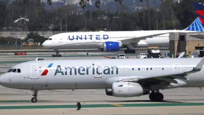 צילום: Kevin Carter/Getty מחיר הדלק מזנק, המטוסים מקורקעים וההצעה למיזוג אמריקן ויונייטד ממריאה