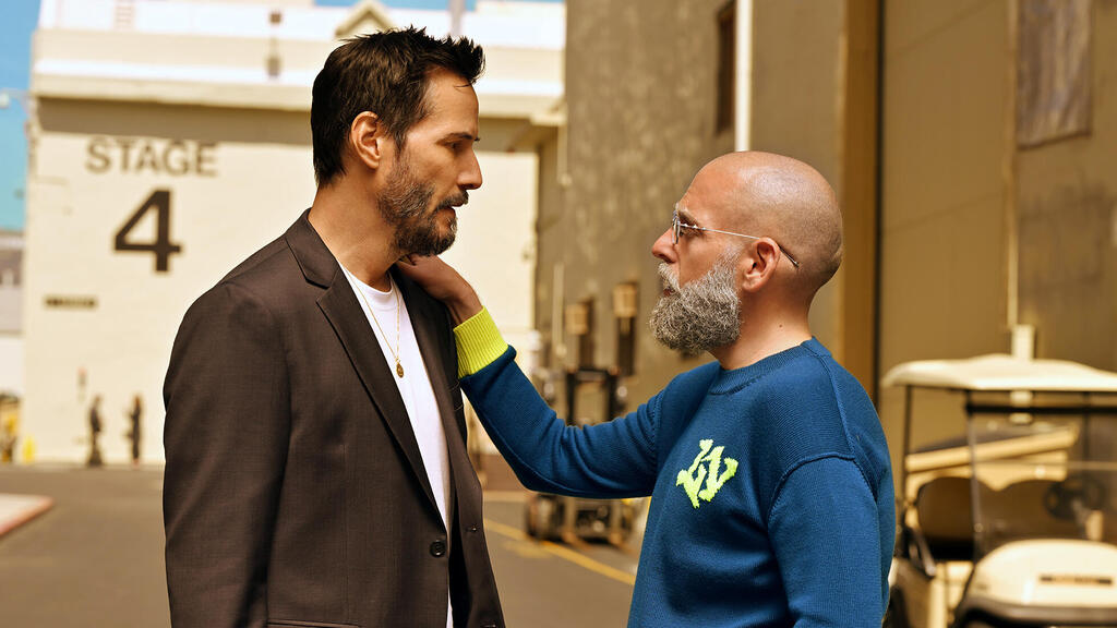 היל (מימין) וריבס ב־"Outcome". סרט זניח שמציג את התעשייה באור מעט רע (צילום: HBO) מימין ג'ונה היל גייס ו קיאנו ריבס מתוך הסרט Outcome פנאי