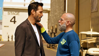 מימין ג'ונה היל גייס ו קיאנו ריבס מתוך הסרט Outcome פנאי