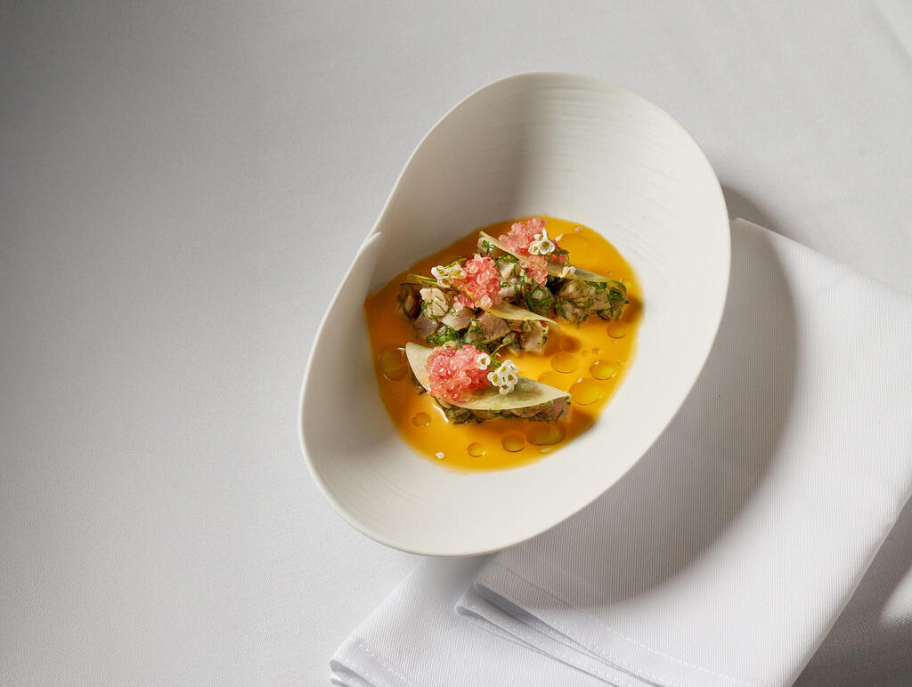 מנת טרטר אינטיאס של מסעדת ג'ורג' וג'ון (צילום: אנטולי מיכאלו) מנת טרטר אינטיאס מסעדת ג'ורג' וג'ון פנאי