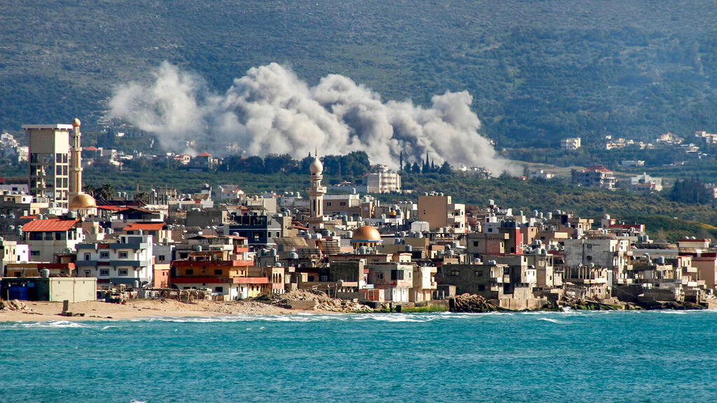 הפצצות ישראליות באזור צור. הדי המלחמה עדיין נשמעים היטב בישראל (צילום: Kawnat HAJU / AFP) הפצצות ישראליות באזור צור לבנון
