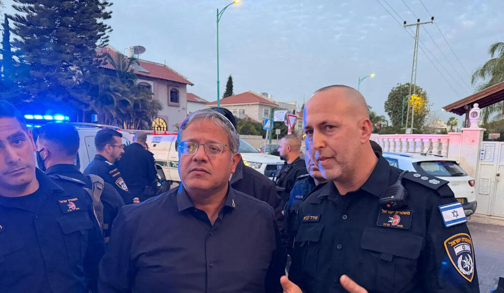 השר לביטחון לאומי איתמר בן גביר במהלך מעצר מוחמד סקאללה על ריסוס הגרפיטי בעיר לוד