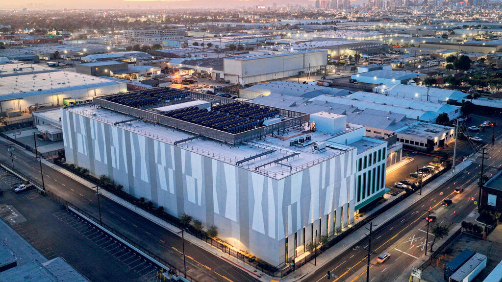 דאטה סנטר בקיבולת 33 מגה וואט בוורנון קליפורניה