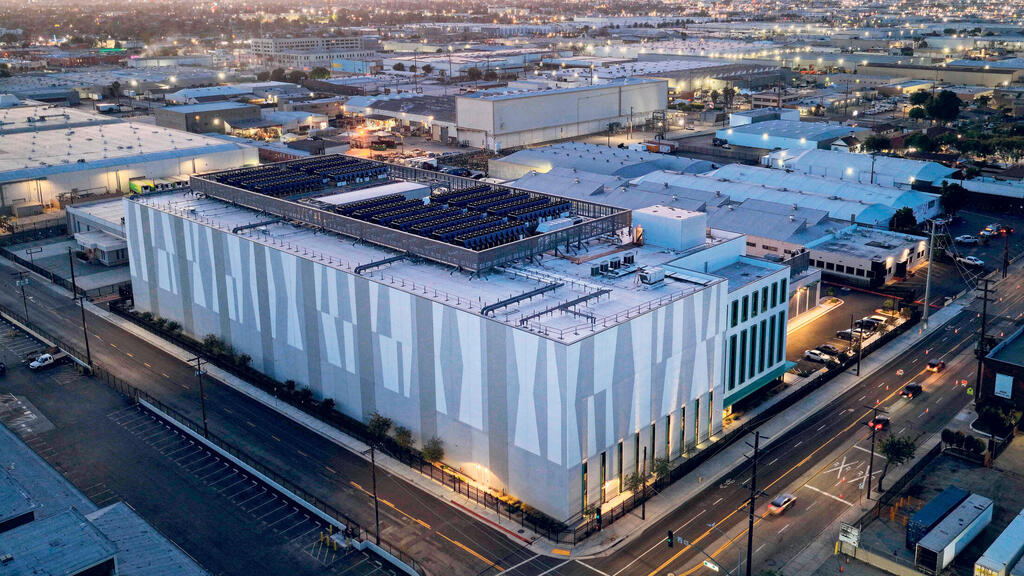 דאטה סנטר בקיבולת 33 מגה וואט בוורנון קליפורניה