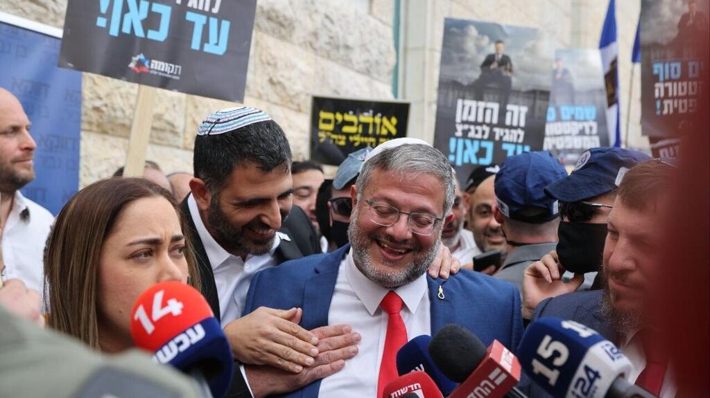 איתמר בן גביר נושא הצהרה לתקשורת מחוץ לבית המשפט העליון שדן בסילוקו מהתפקיד (צילום: אלכס קולומויסקי) איתמר בן גביר הצהרה לתקשורת מחוץ לבית המשפט העליון שדן בסילוקו מהתפקיד