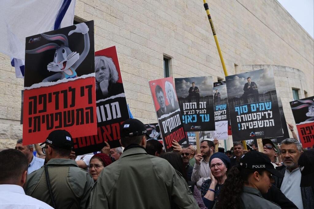 הפגנה מחוץ לבית המשפט העליון שדן בסילוקו מהתפקיד של איתמר בן גביר (צילום: אלכס קולומויסקי) הפגנה מחוץ לבית המשפט העליון שדן בסילוקו מהתפקיד של איתמר בן גביר