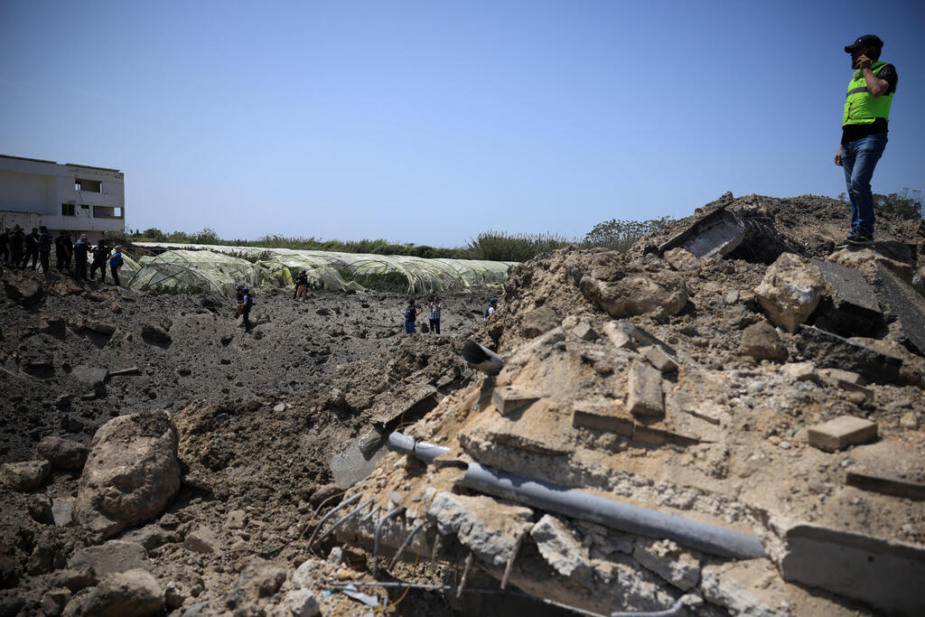 גשר אל קאסמיה בלבנון שהותקף על ידי צה"ל היום (צילום: REUTERS/Louisa Gouliamaki) גשר אל קאסמיה על נהר הליטאני לבנון אחרי תקיפה של צה"ל 16.4.26