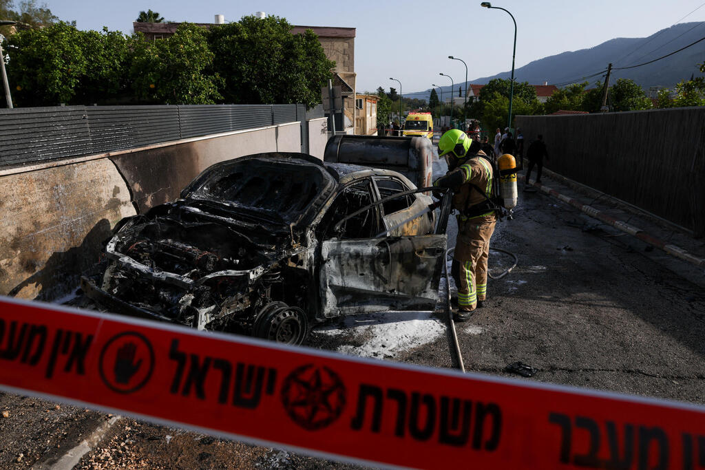 הרכב שנפגע (צילום: REUTERS/Florion Goga) רכב שעלה באש ב קריית שמונה לאחר ירי מ לבנון 16.4.26