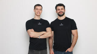 מימין דן שיבלר סמנכ"ל הטכנולוגיות של ארטמיס Artemis ו שחר הירשברג מנכ"ל החברה