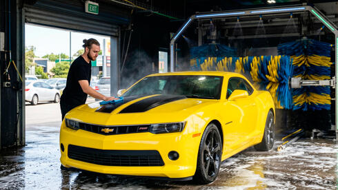 טעון טיפוח: מה הקטע שלנו עם שטיפת המכונית? | כלכליסט