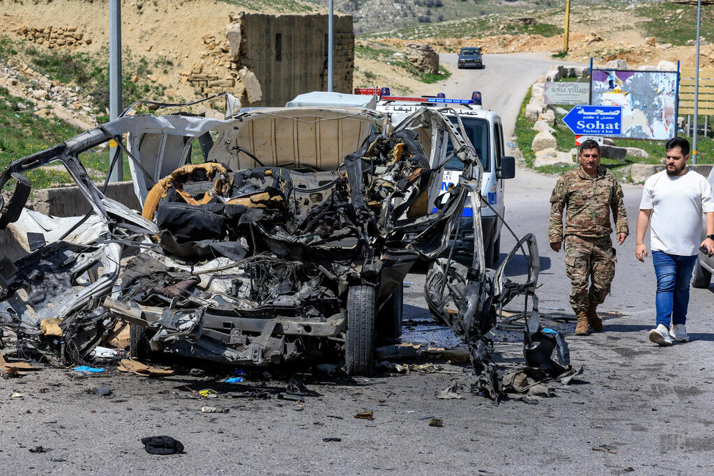 רכב שהותקף בדרום לבנון, היום (צילום: REUTERS/Mohamed Azakir) תקיפה של צה"ל ב דרום לבנון 16.4.26