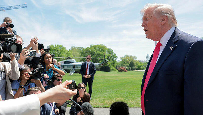 נשיא ארה"ב דונלד טראמפ מדבר עם כתבים בבית הלבן 16.4.26