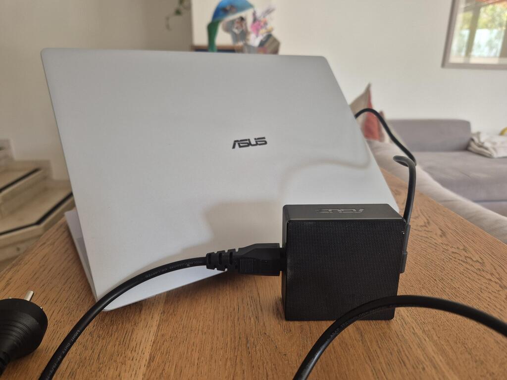 מחשב Asus ExpertBook Ultra עם מטען