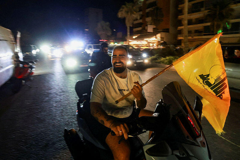 צידון (צילום: REUTERS/Aziz Taher) תושב צידון לבנון חוגג את הפסקת האש 17.4.26