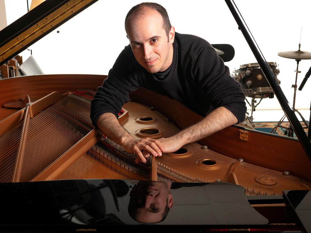 הפסנתרן המלחין והמעבד תום אורן פנאי