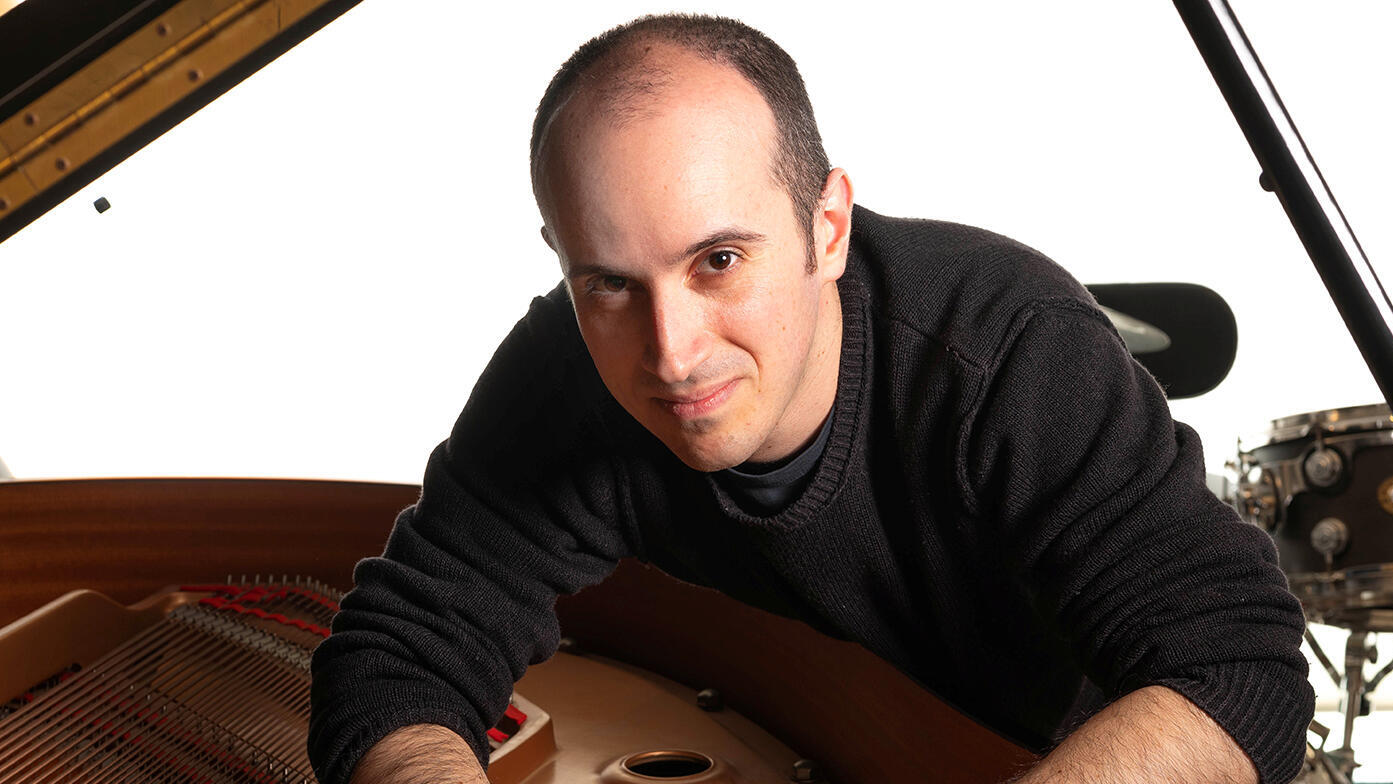 הפסנתרן המלחין והמעבד תום אורן פנאי