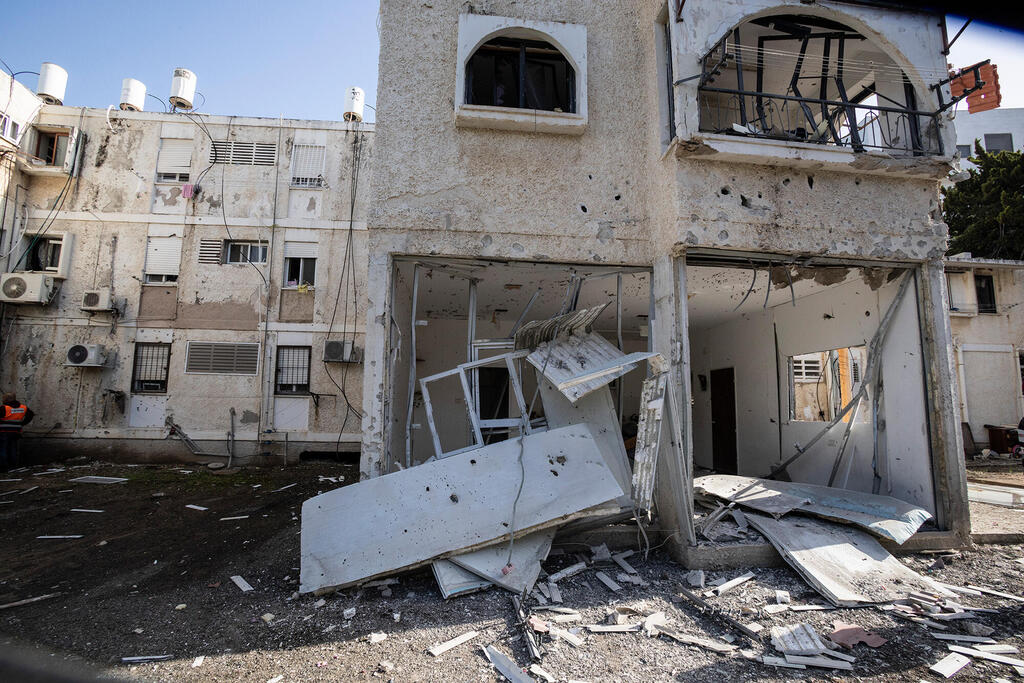 בניין ב נהריה שנפגע מ טיל של חיזבאללה מ לבנון