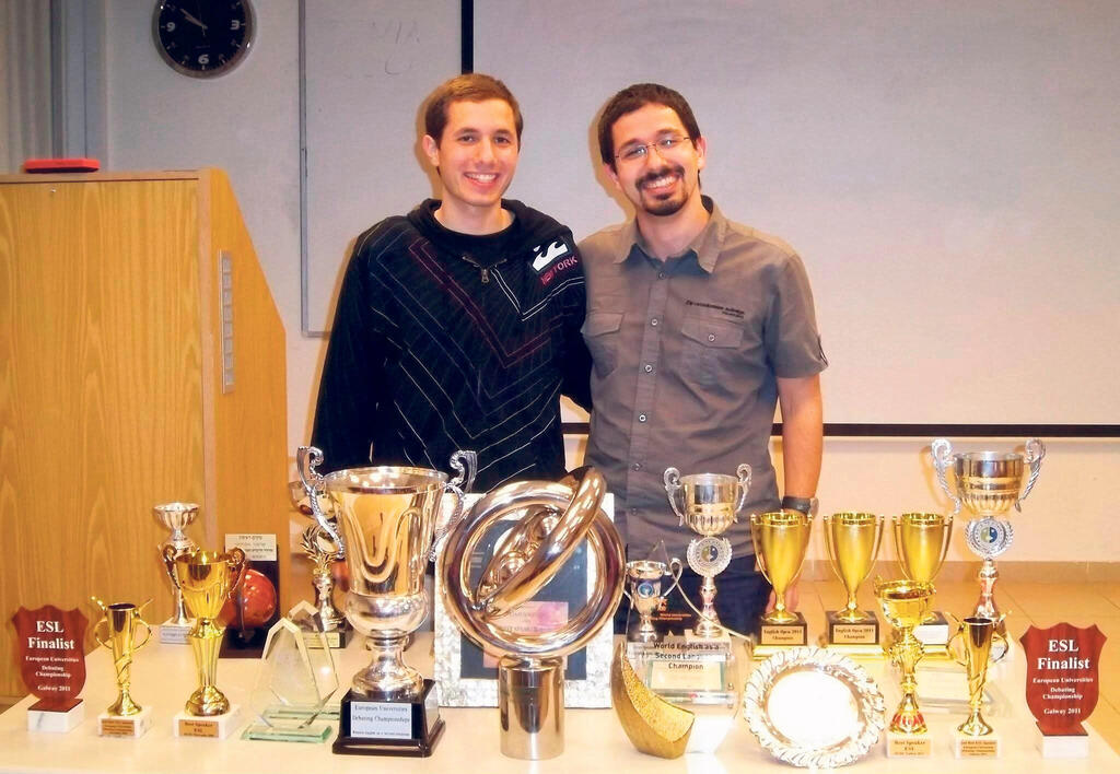 מוסף עצמאות מנהלים מייסדי Irregular דן להב ו עומר נבו עם גביעי הדיבייטינג שלהם