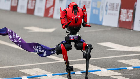 שיא עולם חדש: רובוט סיני רץ חצי מרתון מהר יותר מכל אדם